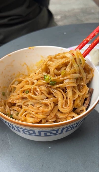 บะหมี่คลุกซอสอู่ฮั่น (เส้นแบน สำหรับคนบ้านไกล)