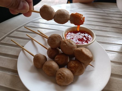 ลูกชิ้นเนื้อปิ้ง