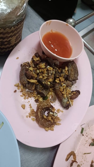 ไส้อ่อนทอดกระเทียม