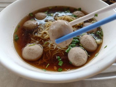 บะหมี่น้ำไม่งอก