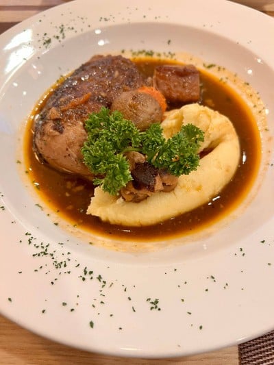 สะโพกไก่ตุ๋นไวน์แดงและมันบด