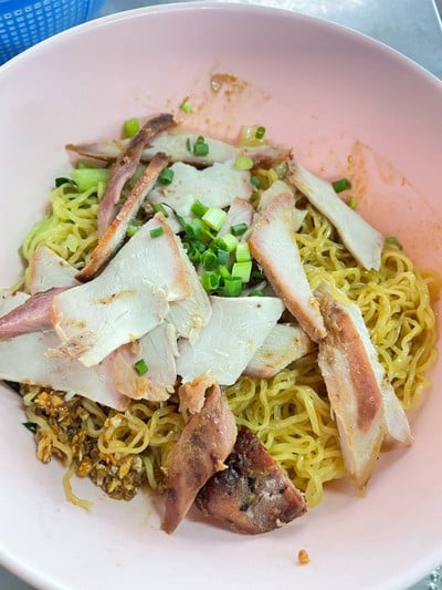 บะหมี่เกี๊ยวแห้งหมูแดง