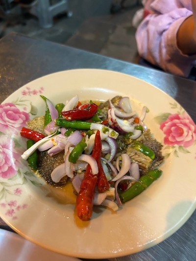 ยำปลาสลิดทอด