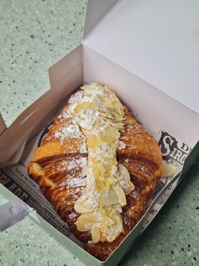 Almond Croissant อัลมอนต์ครัวซองค์
