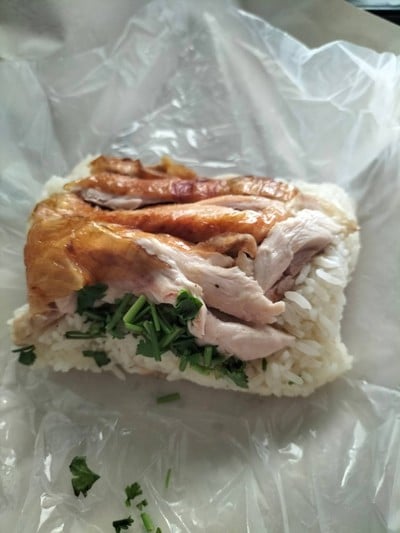 ข้าวมันไก่อบ (ข้าวมันกับน้ำจิ้มเต้าเจี้ยว)