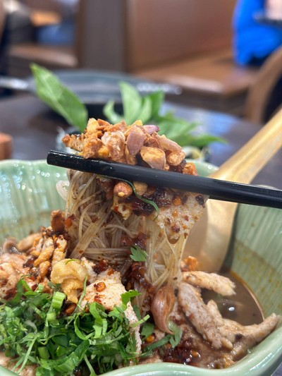 หมี่ขาวน้ำตกหมูชิ้น