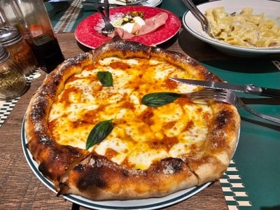พิซซ่ามาร์เกริตา Margherita Pizza