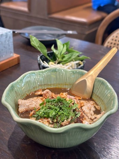 หมี่ขาวน้ำตกหมูชิ้น