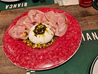 บูราต้าพิสตาชีโอและมอร์ตาเดลลา