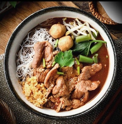 เมนูของร้าน เทพเจ้าเพอร์ซีอุส ตำนานก๋วยเตี๋ยวเรือแห่งลุ่มแม่น้ำแยงซีเกียงและกษัตริย์แห่งอาณาจักรทั้งเจ็ด ซีคอน ศรีนครินทร์