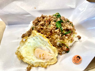 กะเพราหมูสับไข่ดาว