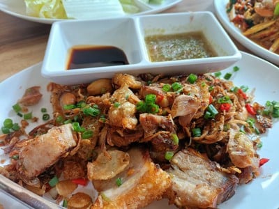 สามชั้นคั่วพริกเกลือ