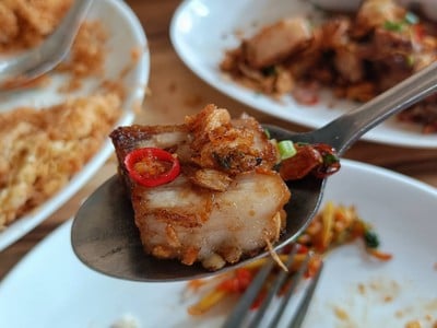 สามชั้นคั่วพริกเกลือ