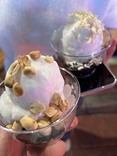 ไอศกรีมมะพร้าวข้าวเหนียวดำเกาลัด