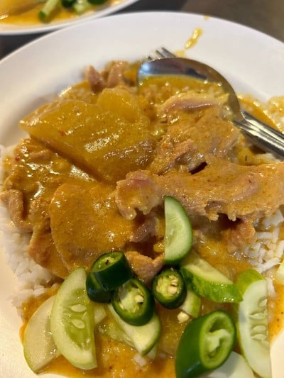 ข้าวราดแกงกะหรี่หมู