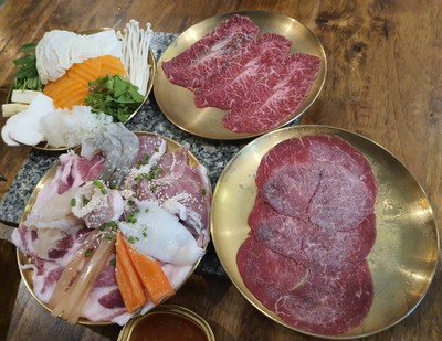 หมู และ เนื้อวัว และผักต่างๆ
