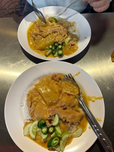 ข้าวราดแกงกะหรี่หมู