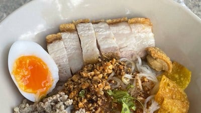 เส้นหลั่น ก๋วยเตี๋ยวต้มยำหมูกรอบ -
