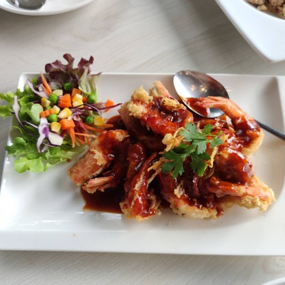 กุ้งทอดซอสมะขาม Prawns in Tamarind Sauce