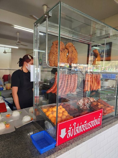ข้าวหมูแดงสุพรรณ หลังสถานีรถไฟปากช่อง