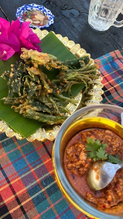 ยำผักบุ้งกรอบ