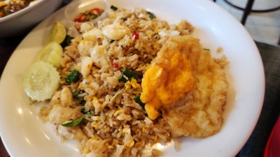 ข้าวผัดกระเพราปูก้อนไข่ดาว