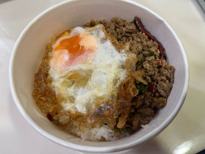 ข้าวกะเพราหมูสับไข่ดาว