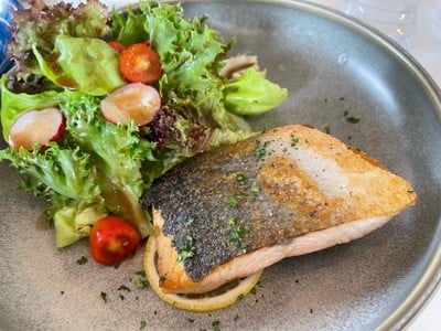 Grilled salmon salad