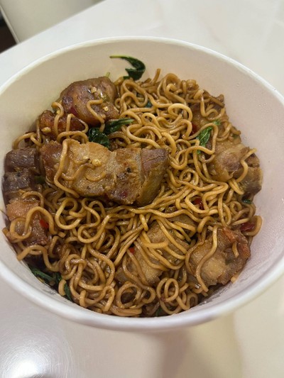 มาม่ากะเพราหมูกรอบ