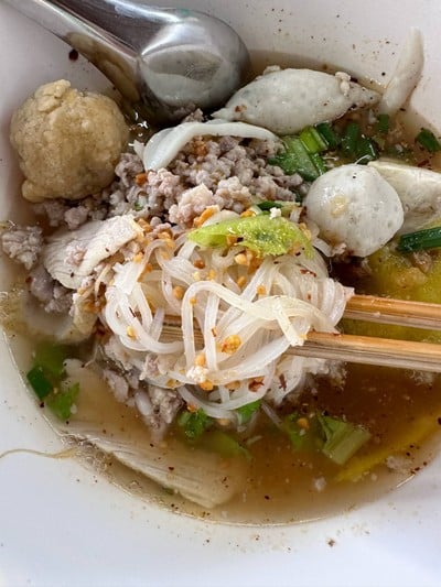 เส้นเล็กต้มยำ