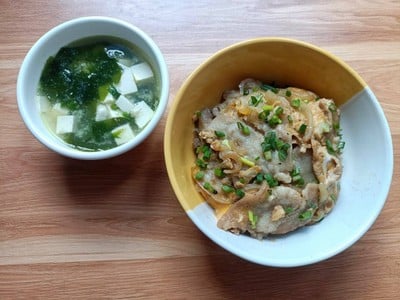 ข้าวหน้าหมูสามชั้นไข่ข้นสไตล์ญี่ปุ่น