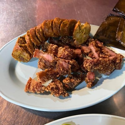 ไส้อั่วกับหมูทอด