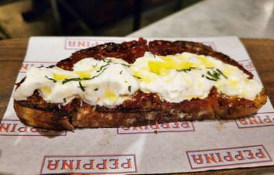 ขนมปังอบหน้าเนื้อหมูบดหยาบรสเผ็ดสไตล์อิตาเลียน และบูราต้าชีส