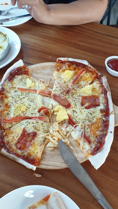 พิซซ่าหน้าไอแลนด์ฮาวายเอี้ยน