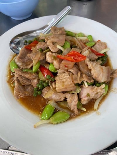 หมูผัดกะปิสะตอ