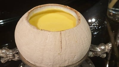 แปะก๊วยน้ำฟักทองในลูกมะพร้าว