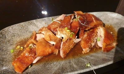 น่องเป็ดเสิร์ฟพร้อมกับซอส