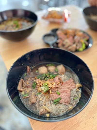 🍜 ก๋วยเตี๋ยวน้ำตกเนื้อจัมโบ้. (ราคา 70 บาท.)