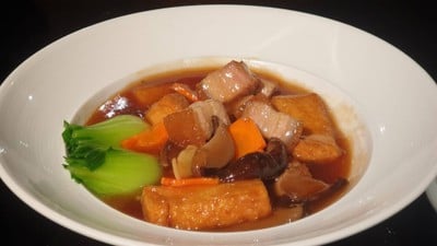 หมูกรอบเต้าหู้ทอดน้ำแดง