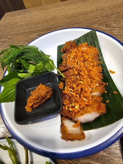 หมุสามชั้นทอดน้ำปลาจิ้มแจ่วบอง Crispy Pork Belly