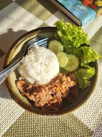 ข้าวหมูกระเทียม