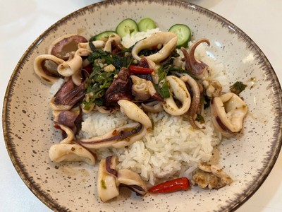 ข้าวกะเพราะหมึก