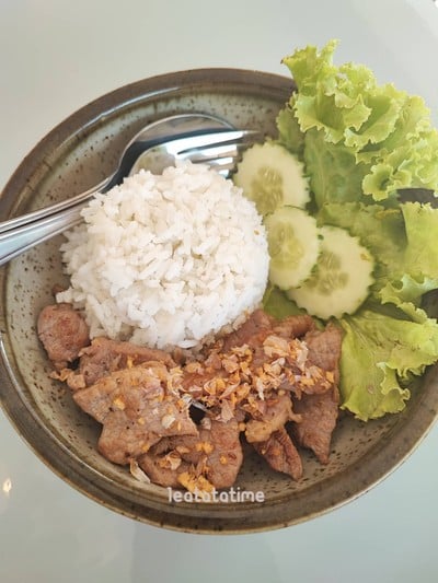 ข้าวหมูกระเทียม