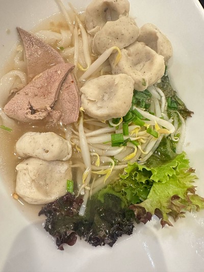 เส้นใหญ่ลูกชิ้นปลา