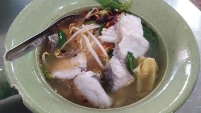 เส้นหมี่เกี๊ยวต้มยำเนื้อปลา