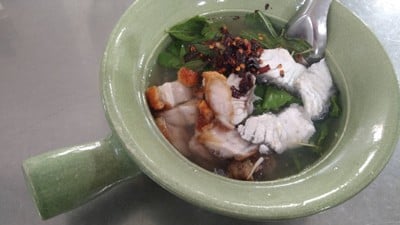 เส้นหมี่ต้มยำเนื้อปลาหมูกรอบ