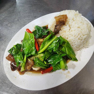 ผัดคะน้าหมูกรอบราดข้าว