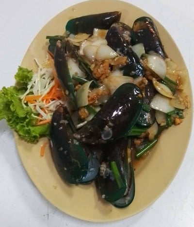 หอยแมลงภู่ผัด กระเทียมพริกไทย หอยแมลงภู่ผัด กระเทียมพริกไทย