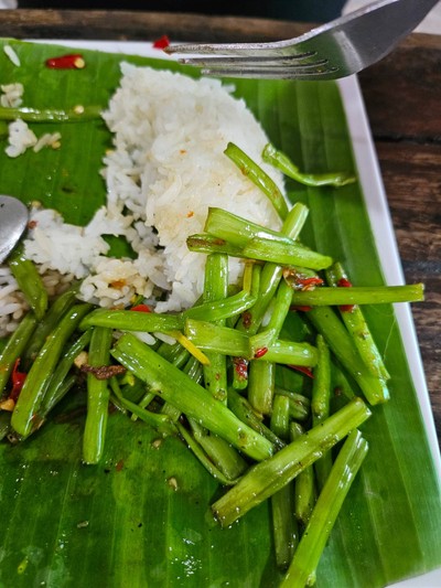 ข้าวราดผัดผักบุ้ง