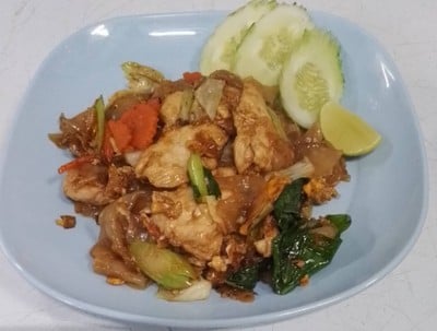 เส้นใหญ่ผัดซีอิ้วไก่